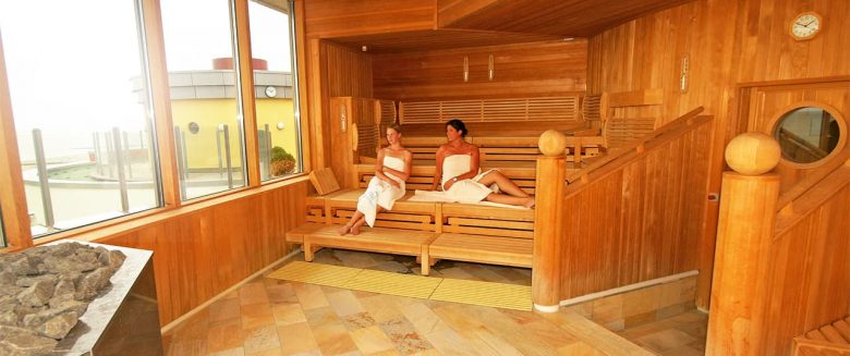 Zwei Frauen in einer Sauna