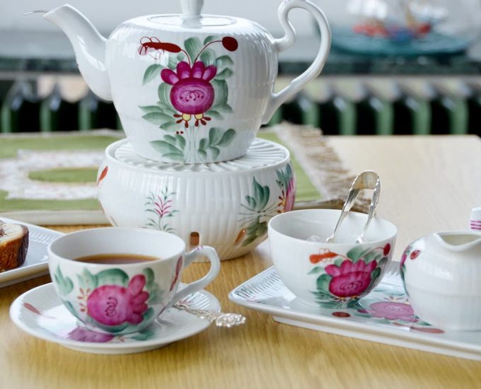 Teekanne mit Tassen auf einem Tisch