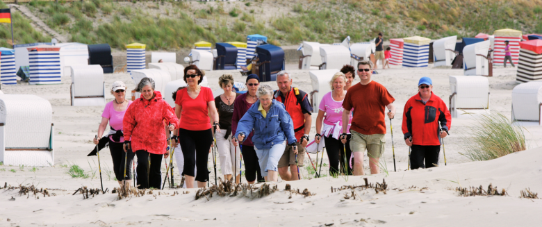 Eine Gruppe von NordicWalkern am Strand von Borkum