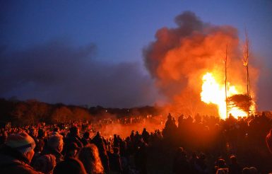 Die Osterfeuer auf Borkum ziehen immer viele Besucherinnen und Besucher an.